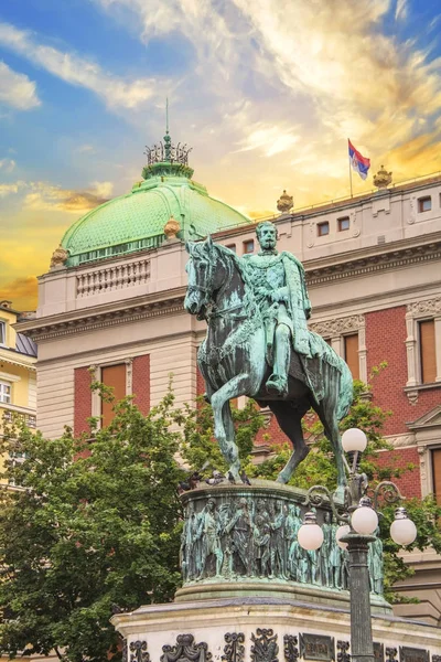 Belgrade, Sırbistan - 10 Mayıs: Prens Mihailo anıt arka planda Ulusal Müzesi Belgrad'da binanın üzerinde 10 Mayıs 2016.