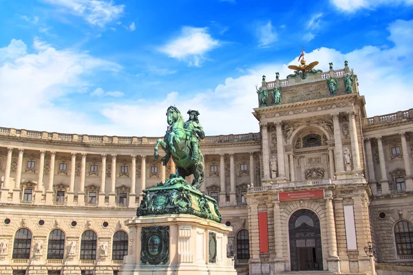 Reiterstandbild von Prinz Eugen von Wirsing vor der Österreichischen Nationalbibliothek in Wien — Stockfoto
