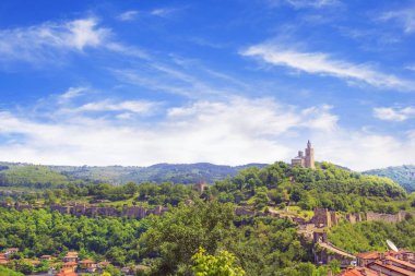 Güzel manzara antik kale Tsarevets dağlarında Veliko Tirnovo, Bulgaristan