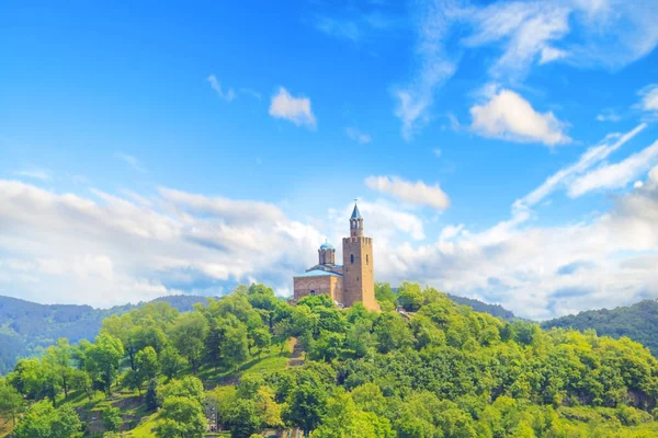 Beautiful view of the ancient fortress Tsarevets in the mountains, in Veliko Tirnovo, Bulgaria — Stock Photo, Image