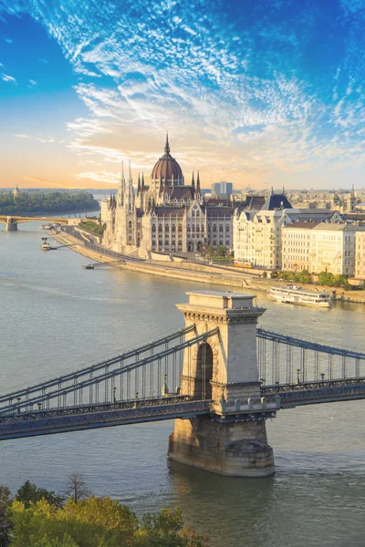 Güzel manzarasına Macaristan Parlamentosu'nun ve zincir köprü Budapeşte, Macaristan