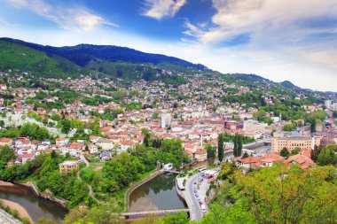 Güneşli bir şehir Saraybosna, Bosna-Hersek, güzel görüntüsü