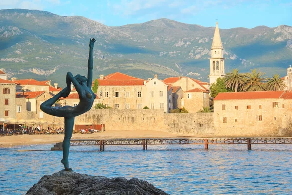 Bela vista da cidade medieval de Mostar a partir da Ponte Velha na Bósnia e Herzegovina — Fotografia de Stock