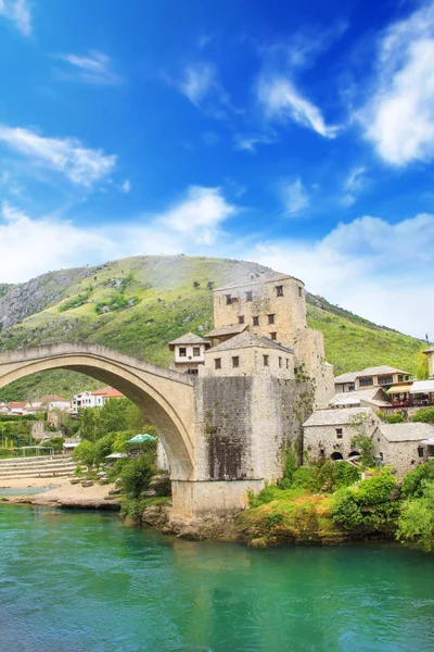 Mostar ortaçağ şehir Bosna ve Hersek'teki eski Köprüsü'nden güzel manzara — Stok fotoğraf