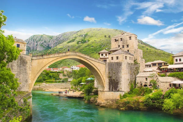 Hermosa vista de la ciudad medieval de Mostar desde el Puente Viejo en Bosnia y Herzegovina —  Fotos de Stock