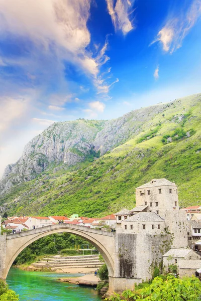 美丽的景色，从旧桥在波斯尼亚和黑塞哥维那莫斯塔尔中世纪小镇 — 图库照片