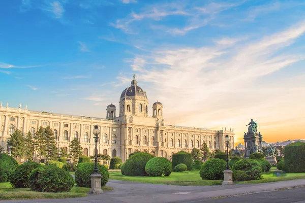 Schöner blick auf das kunsthistorische museum und das bronzedenkmal der kaiserin maria theresa in wien, Österreich — Stockfoto