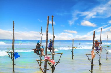 Sri Lanka - 24 Mart: Geleneksel balıkçılık - balıkçılar Sri Lanka Sri Lanka üzerinde 24 Mart 2017 üzerinde sopa üzerinde