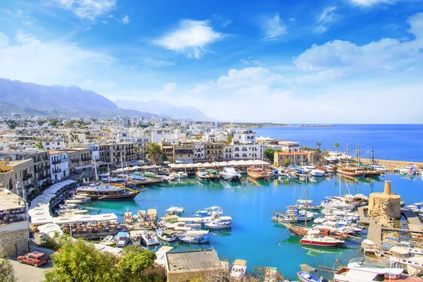 Bela vista da Baía de Kyrenia em Kyrenia (Girne), Norte de Chipre — Fotografia de Stock