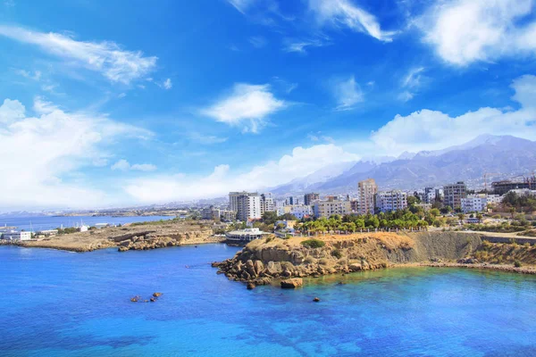 Schöne Aussicht auf den neuen Hafen von Kyrenia (Girne), Nordzypern — Stockfoto