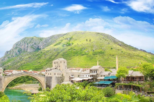 Krásný výhled na středověké město Mostar od starého mostu v Bosně a Hercegovině — Stock fotografie