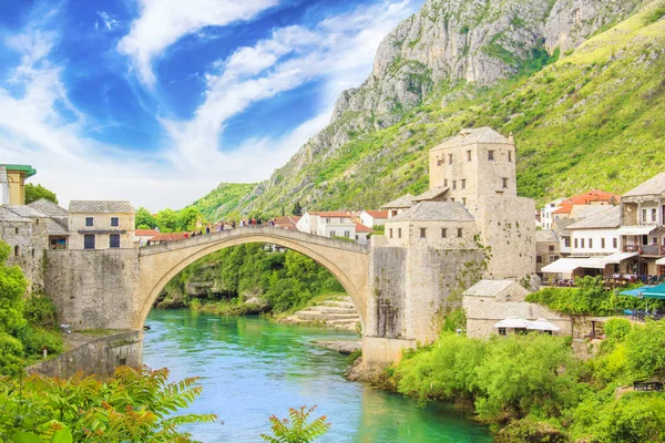 Hermosa vista de la ciudad medieval de Mostar desde el Puente Viejo en Bosnia y Herzegovina —  Fotos de Stock
