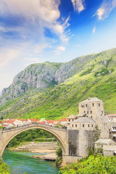 Krásný výhled na středověké město Mostar od starého mostu v Bosně a Hercegovině — Stock fotografie