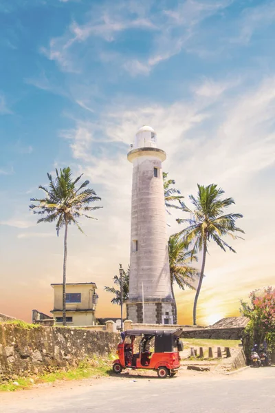 Piękny widok na słynną latarnię morską w Fort Galle, Sri Lanka, w słoneczny dzień — Zdjęcie stockowe