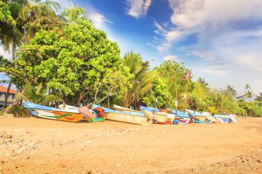 Parlak güneşli bir günde tropikal plaj Bentota, Sri Lanka, gemilerde