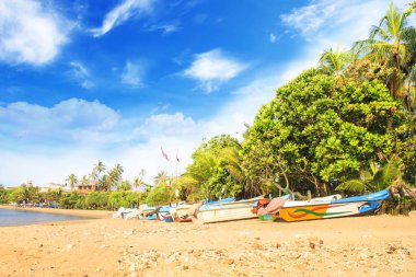 Parlak güneşli bir günde tropikal plaj Bentota, Sri Lanka, gemilerde