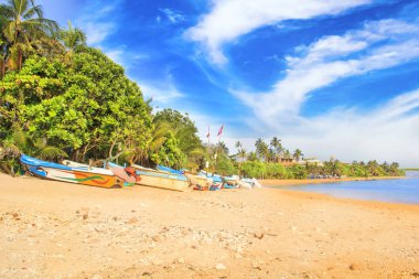 Parlak güneşli bir günde tropikal plaj Bentota, Sri Lanka, gemilerde