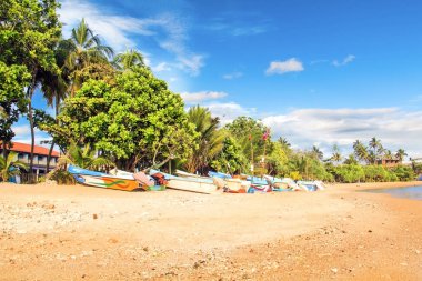 Parlak güneşli bir günde tropikal plaj Bentota, Sri Lanka, gemilerde