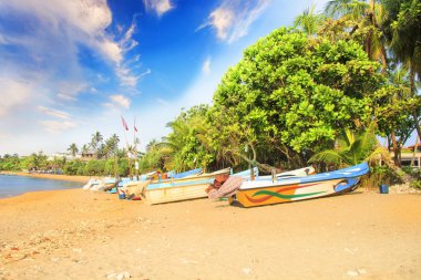 Parlak güneşli bir günde tropikal plaj Bentota, Sri Lanka, gemilerde