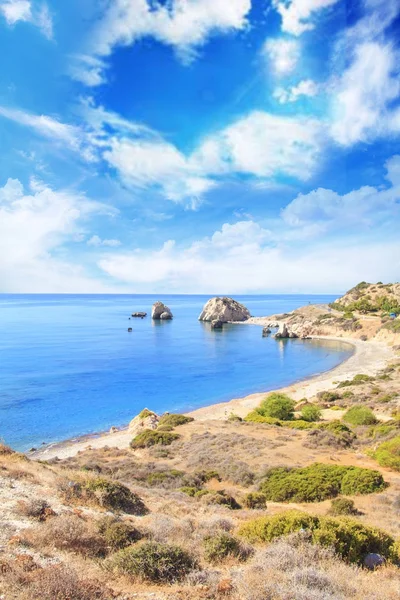 Krásný pohled na rodišti Aphrodite na Kypru. Petra tu Romiou, Stone Aphrodite. — Stock fotografie