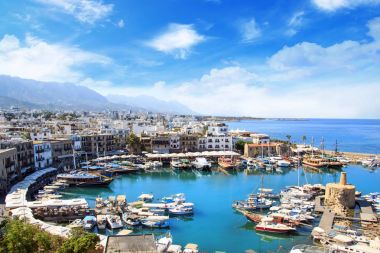 Girne (Girne), Kuzey Kıbrıs'ın Girne koyunda güzel görünümü