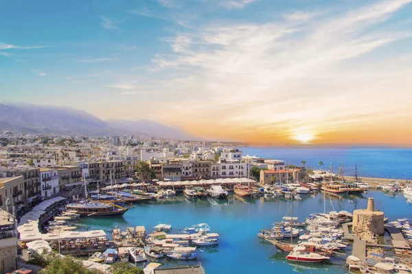 Girne (Girne), Kuzey Kıbrıs'ın Girne koyunda güzel görünümü