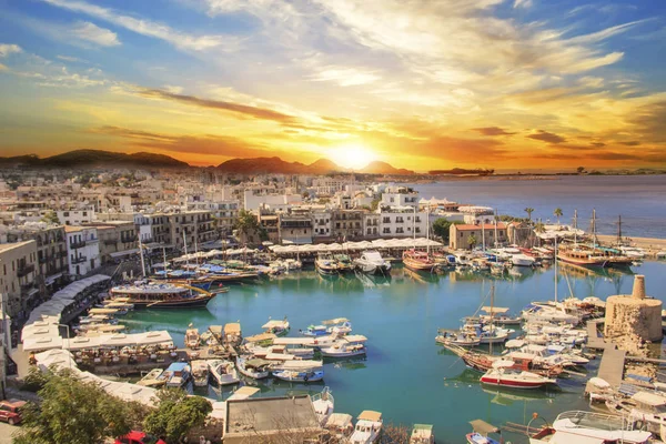 Girne (Girne), Kuzey Kıbrıs'ın Girne koyunda güzel görünümü