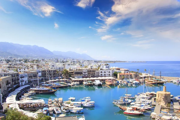 Girne (Girne), Kuzey Kıbrıs'ın Girne koyunda güzel görünümü