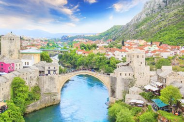 Mostar ortaçağ şehir Bosna ve Hersek'teki eski Köprüsü'nden güzel manzara