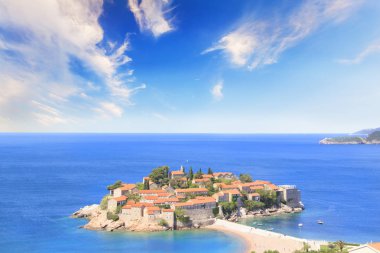 St. Stefan (Sveti Stefan) Island resort güzel manzarasına Budva Riviera, Budva, Karadağ güneşli bir günde