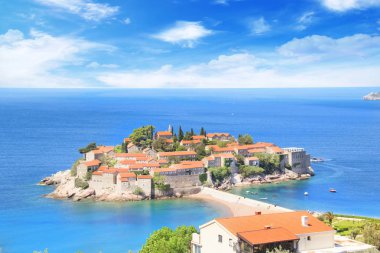 St. Stefan (Sveti Stefan) Island resort güzel manzarasına Budva Riviera, Budva, Karadağ güneşli bir günde