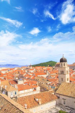 Güzel görünümü ada Lokrum Dubrovnik, Hırvatistan'ın eski şehir ve çan kulesi