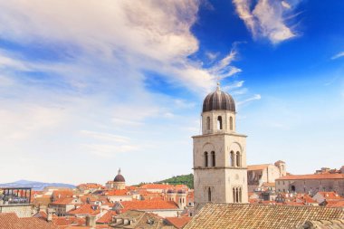 Güzel manzara çan kulesi ve eski şehir Dubrovnik, Hırvatistan Lokrum Adası