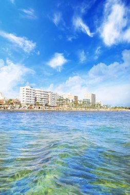 Ana caddenin Kıbrıs'ta Larnaka ve Finikoudes Beach güzel manzara