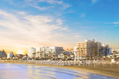 Ana caddenin Kıbrıs'ta Larnaka ve Finikoudes Beach güzel manzara