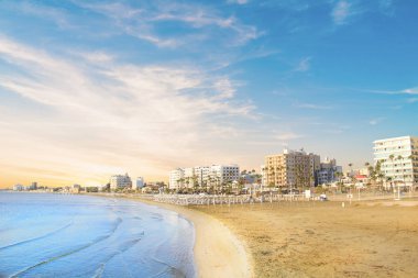 Ana caddenin Kıbrıs'ta Larnaka ve Finikoudes Beach güzel manzara
