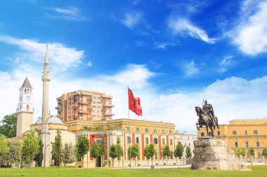 Tiran, Arnavutluk - 12 Mayıs: Tiran, Arnavutluk tarih 12 Mayıs 2016 Tiran'daki ortasına Scanderbeg meydanında İskender bey anıt