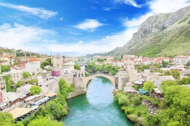 Mostar ortaçağ şehir Bosna ve Hersek'teki eski Köprüsü'nden güzel manzara