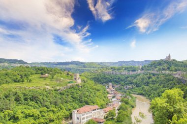 Güzel manzara antik kale Tsarevets dağlarında Veliko Tirnovo, Bulgaristan