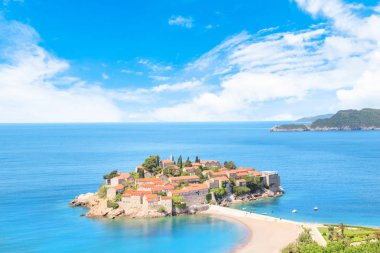 St. Stefan (Sveti Stefan) Island resort güzel manzarasına Budva Riviera, Budva, Karadağ güneşli bir günde