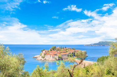 St. Stefan (Sveti Stefan) Island resort güzel manzarasına Budva Riviera, Budva, Karadağ güneşli bir günde