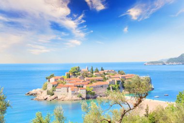 St. Stefan (Sveti Stefan) Island resort güzel manzarasına Budva Riviera, Budva, Karadağ güneşli bir günde