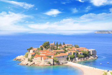 St. Stefan (Sveti Stefan) Island resort güzel manzarasına Budva Riviera, Budva, Karadağ güneşli bir günde