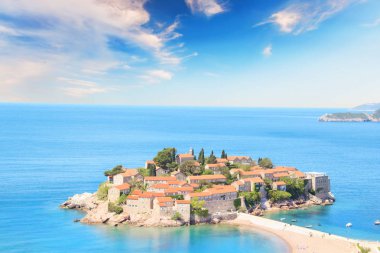 St. Stefan (Sveti Stefan) Island resort güzel manzarasına Budva Riviera, Budva, Karadağ güneşli bir günde