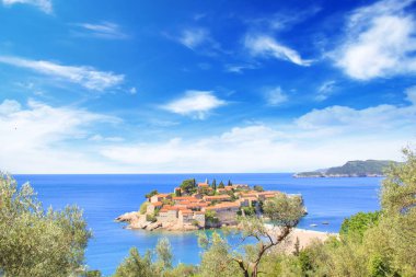 St. Stefan (Sveti Stefan) Island resort güzel manzarasına Budva Riviera, Budva, Karadağ güneşli bir günde