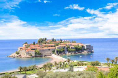 St. Stefan (Sveti Stefan) Island resort güzel manzarasına Budva Riviera, Budva, Karadağ güneşli bir günde