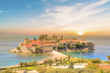 St. Stefan (Sveti Stefan) Island resort güzel manzarasına Budva Riviera, Budva, Karadağ güneşli bir günde