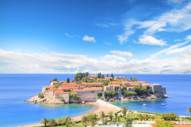 St. Stefan (Sveti Stefan) Island resort güzel manzarasına Budva Riviera, Budva, Karadağ güneşli bir günde