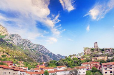 Kruj ortaçağ şehir sencan-Saltiki dağ Arnavutluk'ta üstündeki güzel görünümü