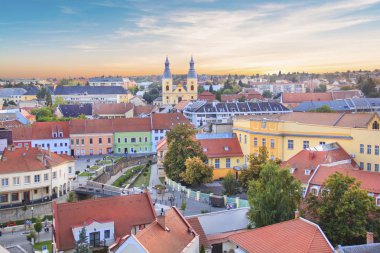 Güzel görünümü eğri, Macaristan, şehir batımında Panoraması ve Minorit Kilisesi